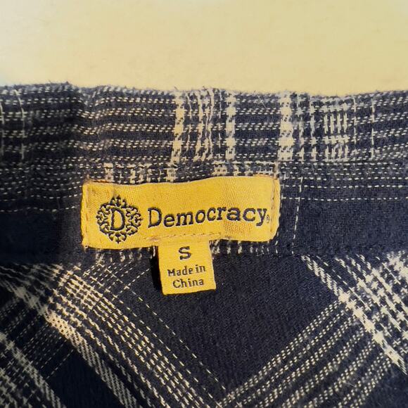 Democracy Button Shirt Woman Small Tunic Style Pockets Fringed Hem Thick Fabric - Picture 2 of 11